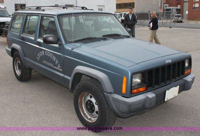 image for item A2845 1999 Jeep Cherokee SE SUV