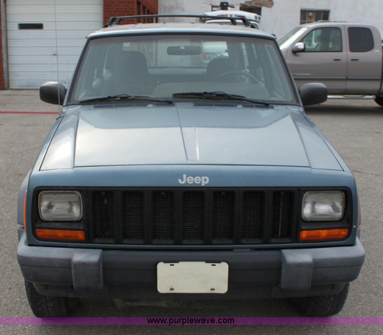 image for item A2845 1999 Jeep Cherokee SE SUV