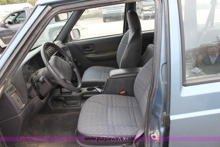 image for item A2845 1999 Jeep Cherokee SE SUV