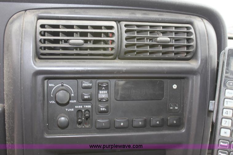 image for item A2845 1999 Jeep Cherokee SE SUV