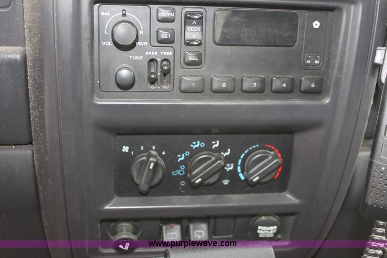 image for item A2845 1999 Jeep Cherokee SE SUV