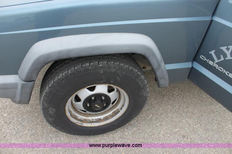 image for item A2845 1999 Jeep Cherokee SE SUV