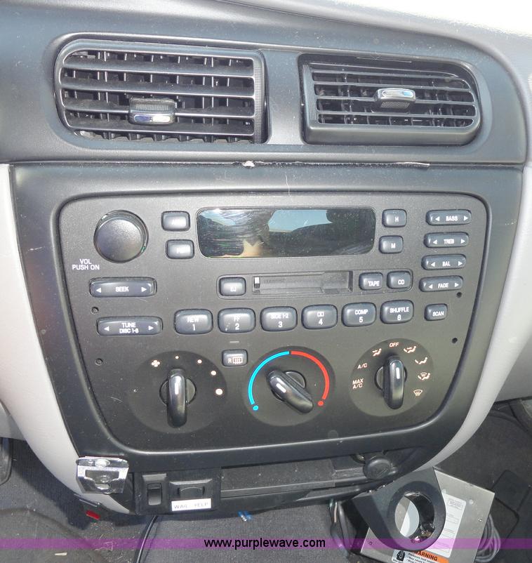 image for item A3164 2002 Ford Taurus SE