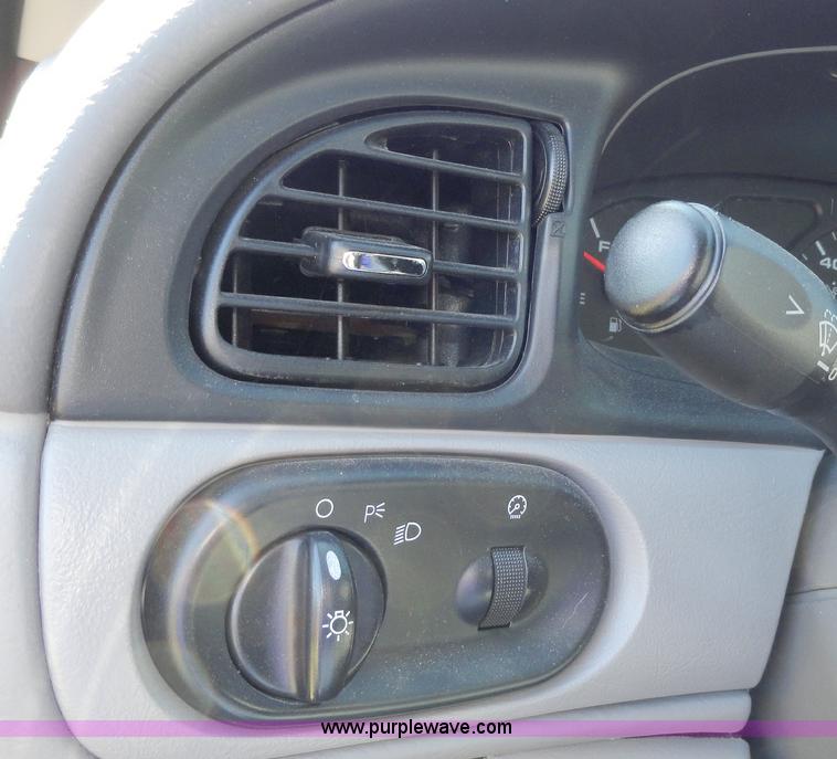 image for item A3164 2002 Ford Taurus SE