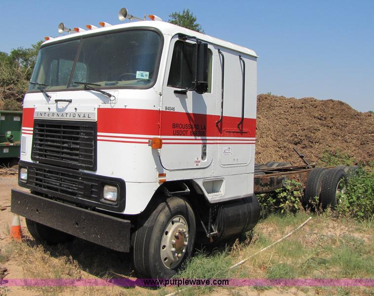 image for item A4636 1985 International COF9670 semi truck