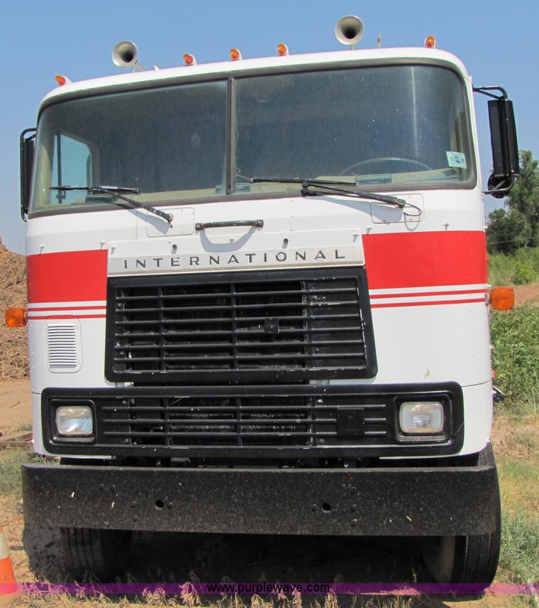 image for item A4636 1985 International COF9670 semi truck