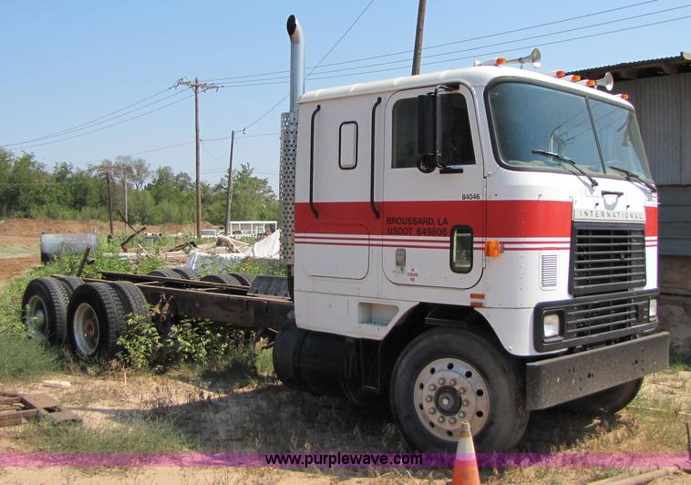 image for item A4636 1985 International COF9670 semi truck
