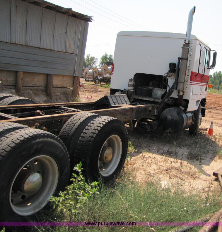 image for item A4636 1985 International COF9670 semi truck