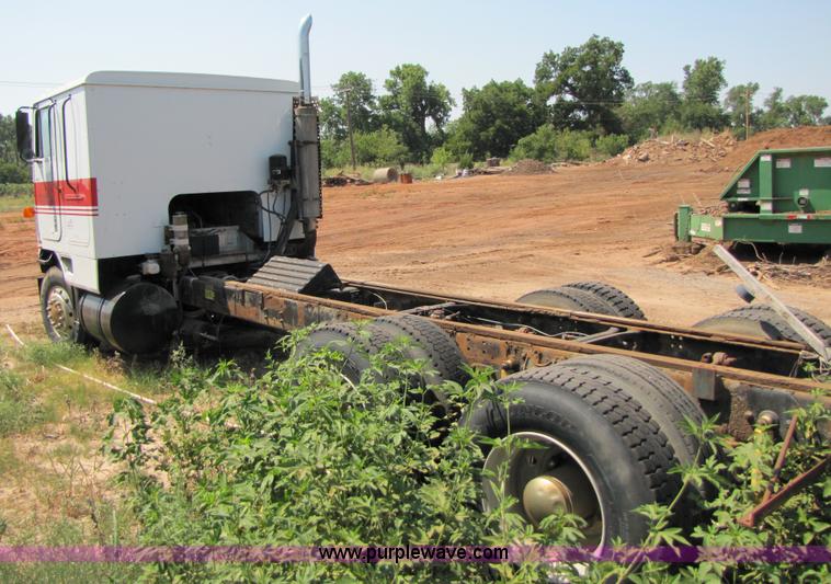 image for item A4636 1985 International COF9670 semi truck