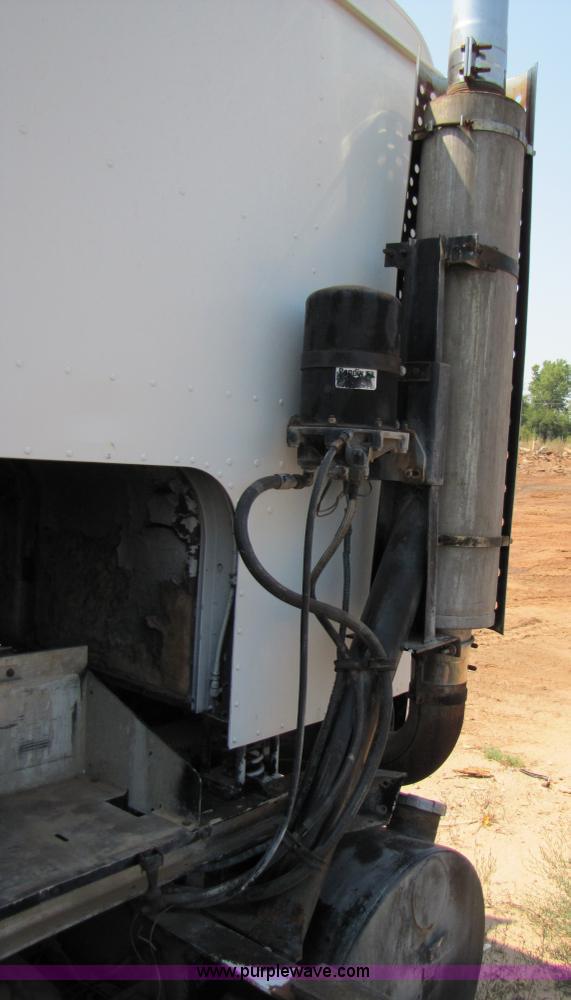 image for item A4636 1985 International COF9670 semi truck