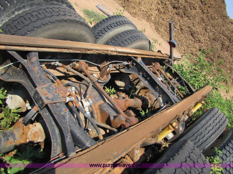 image for item A4636 1985 International COF9670 semi truck