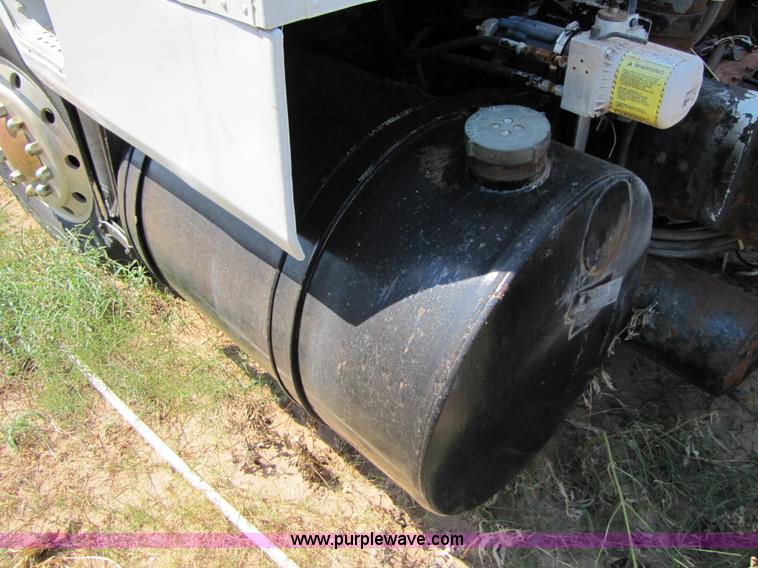 image for item A4636 1985 International COF9670 semi truck