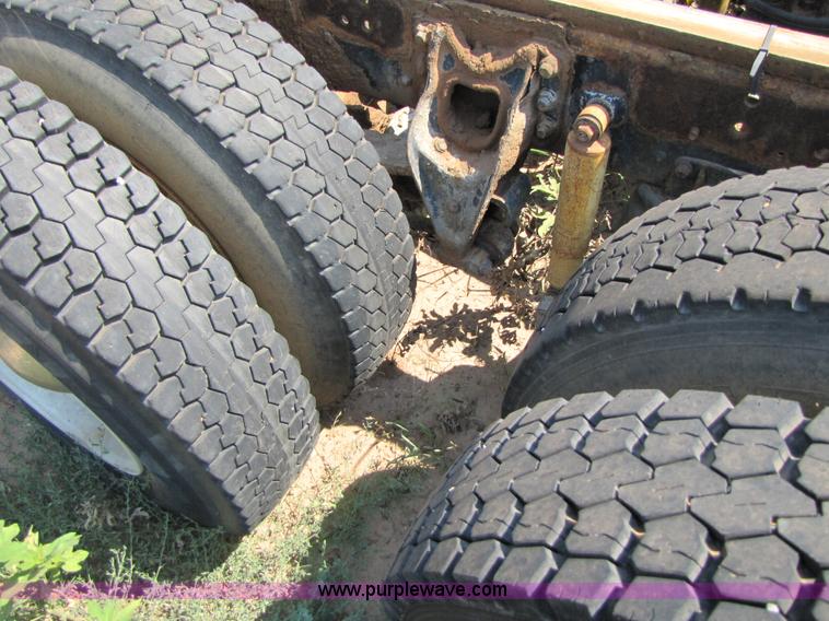 image for item A4636 1985 International COF9670 semi truck