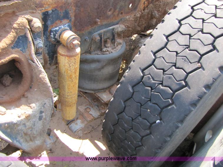 image for item A4636 1985 International COF9670 semi truck