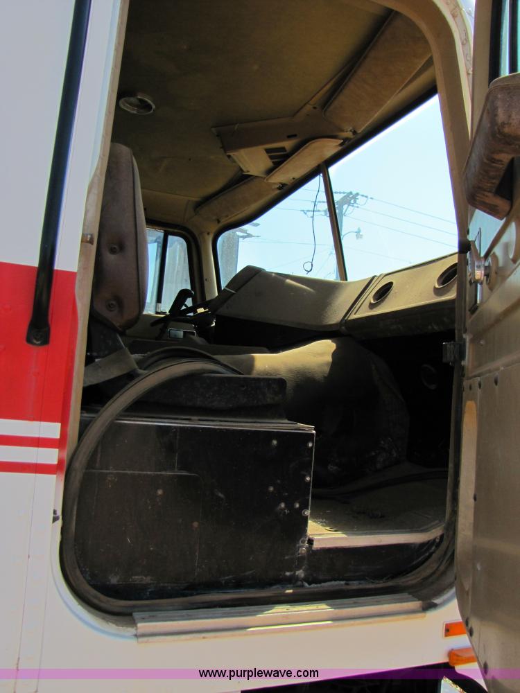 image for item A4636 1985 International COF9670 semi truck