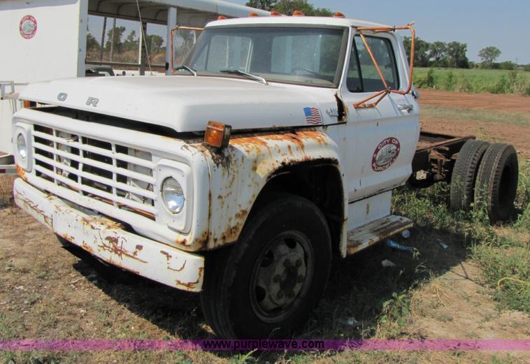 image for item C9529 1973 Ford F600 truck cab and chassis
