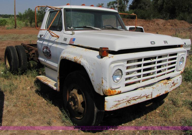 image for item C9529 1973 Ford F600 truck cab and chassis