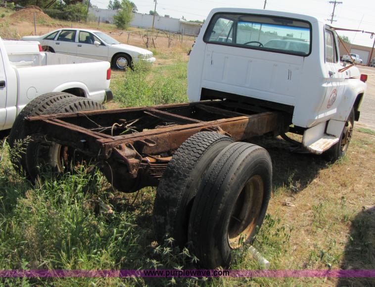 image for item C9529 1973 Ford F600 truck cab and chassis
