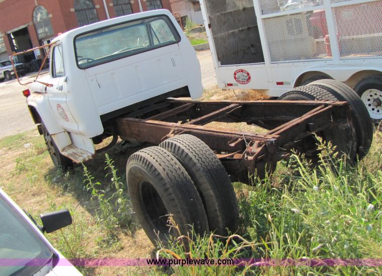 image for item C9529 1973 Ford F600 truck cab and chassis