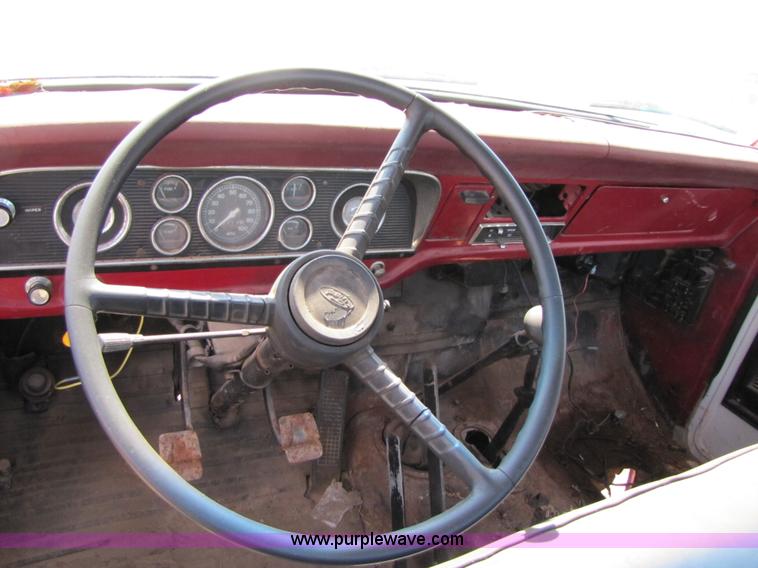 image for item C9529 1973 Ford F600 truck cab and chassis