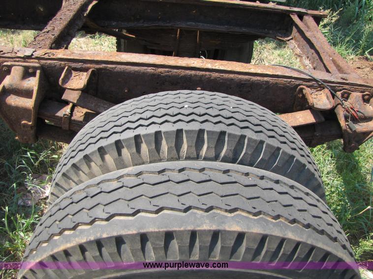 image for item C9529 1973 Ford F600 truck cab and chassis