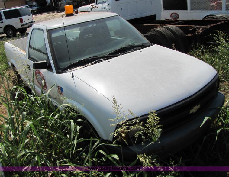 image for item C9530 1994 Chevrolet S10 pickup truck