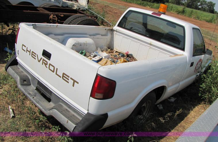 image for item C9530 1994 Chevrolet S10 pickup truck