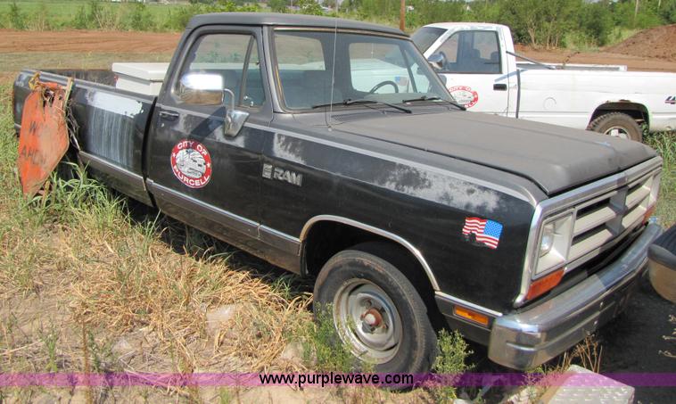 image for item C9532 1990 Dodge Ram D150 S pickup truck