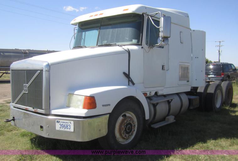 image for item C9843 1996 Volvo WIA semi truck