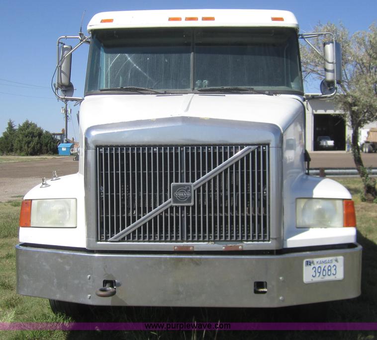 image for item C9843 1996 Volvo WIA semi truck