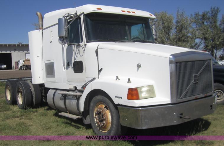 image for item C9843 1996 Volvo WIA semi truck