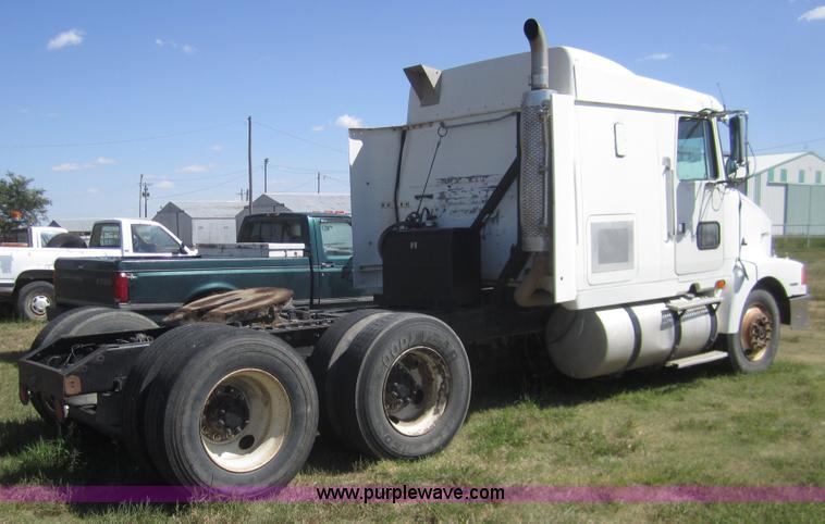 image for item C9843 1996 Volvo WIA semi truck