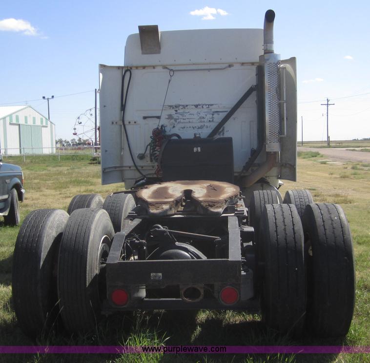 image for item C9843 1996 Volvo WIA semi truck