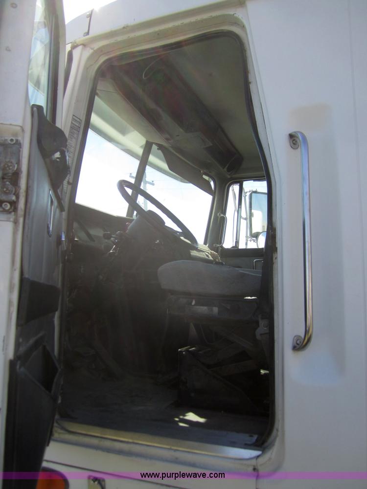 image for item C9843 1996 Volvo WIA semi truck