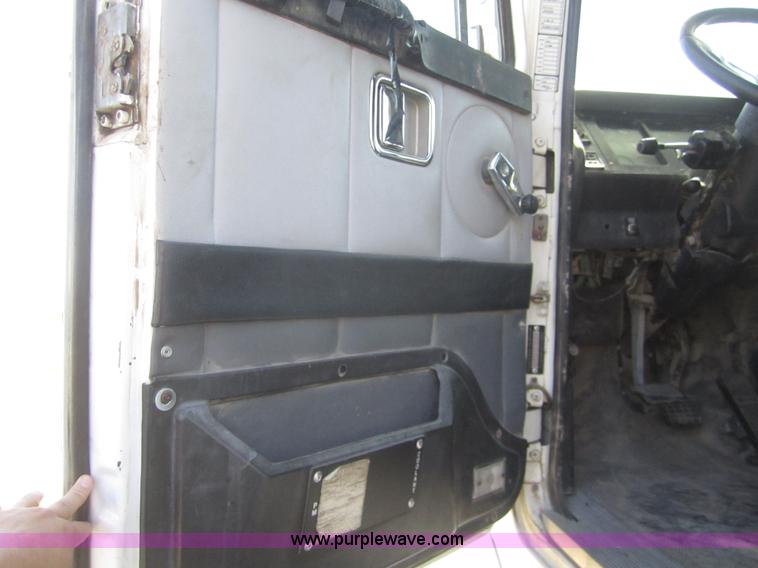 image for item C9843 1996 Volvo WIA semi truck