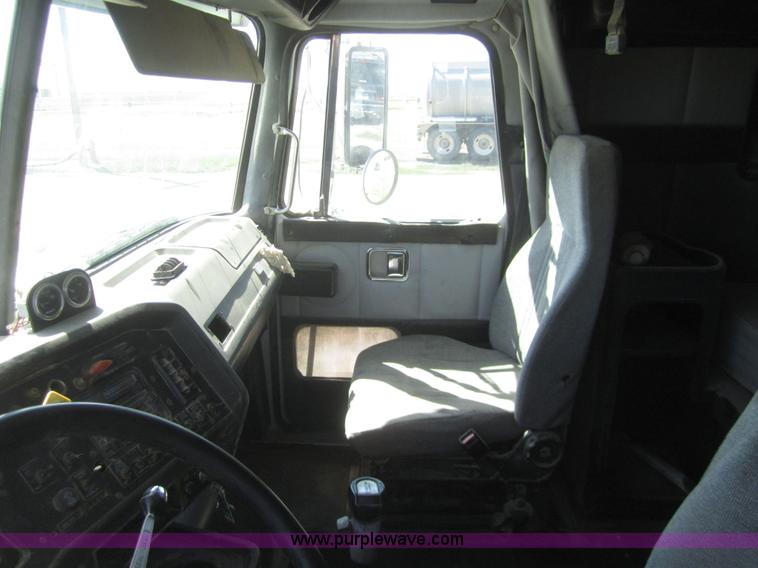 image for item C9843 1996 Volvo WIA semi truck