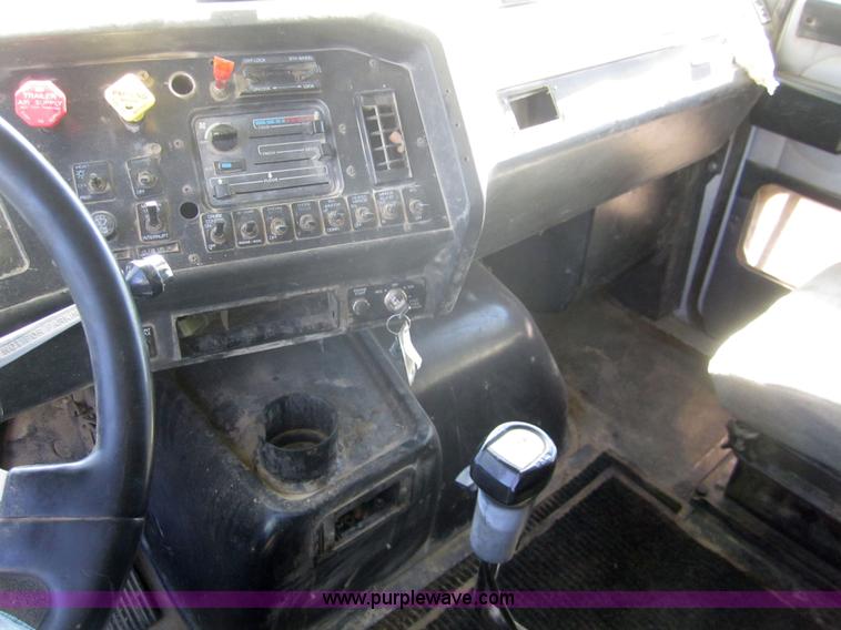 image for item C9843 1996 Volvo WIA semi truck