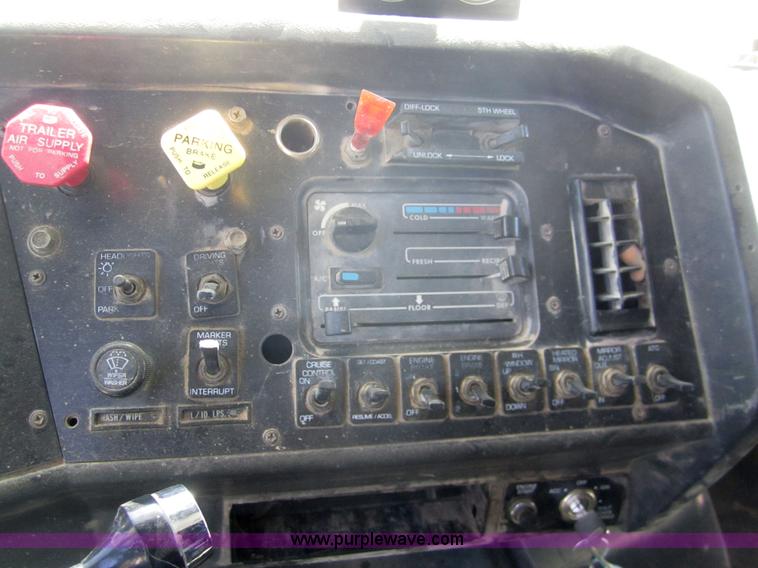 image for item C9843 1996 Volvo WIA semi truck