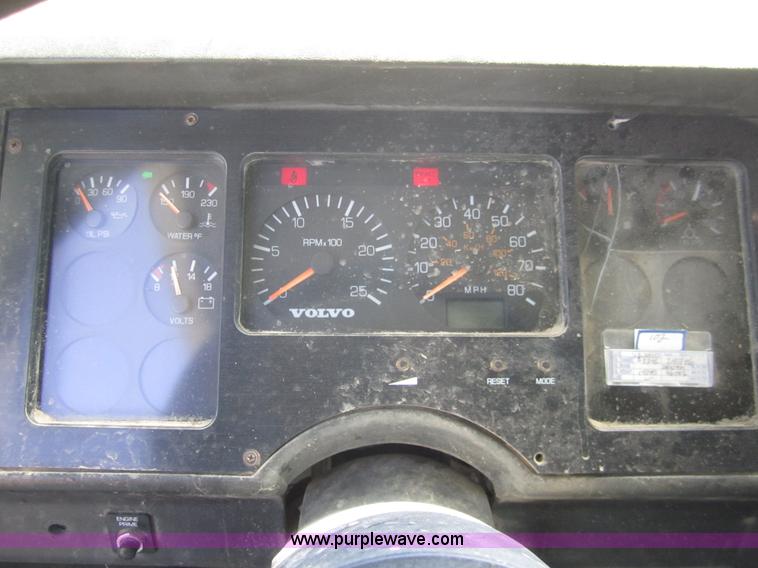 image for item C9843 1996 Volvo WIA semi truck