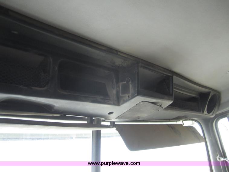 image for item C9843 1996 Volvo WIA semi truck