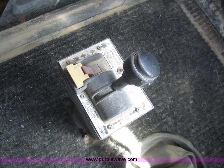 image for item C9843 1996 Volvo WIA semi truck