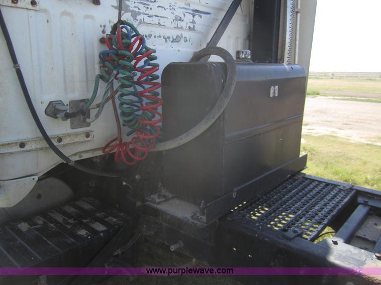 image for item C9843 1996 Volvo WIA semi truck