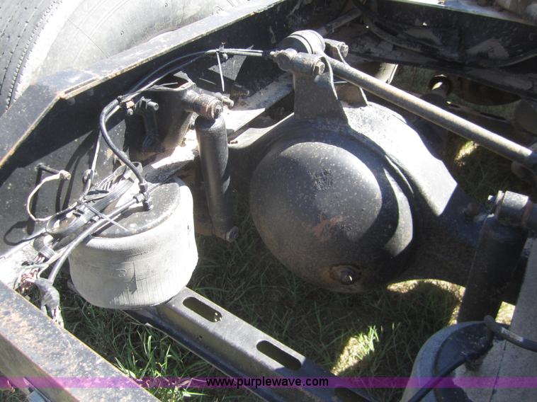 image for item C9843 1996 Volvo WIA semi truck