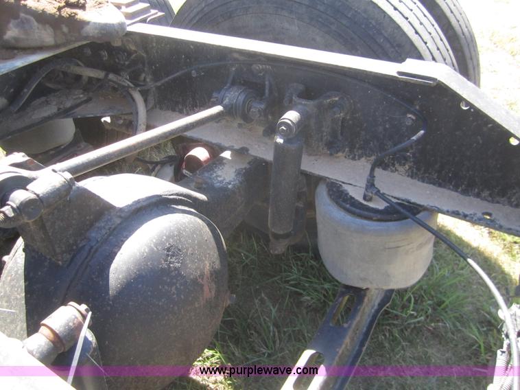 image for item C9843 1996 Volvo WIA semi truck