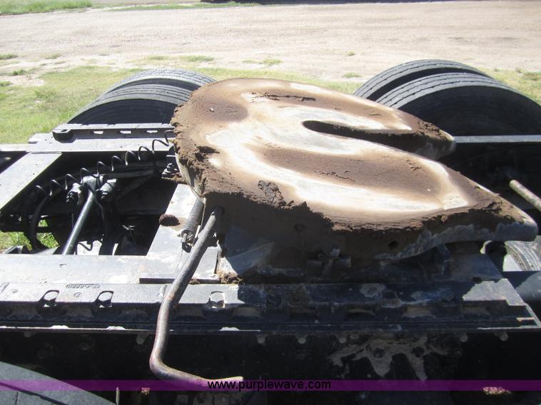 image for item C9843 1996 Volvo WIA semi truck