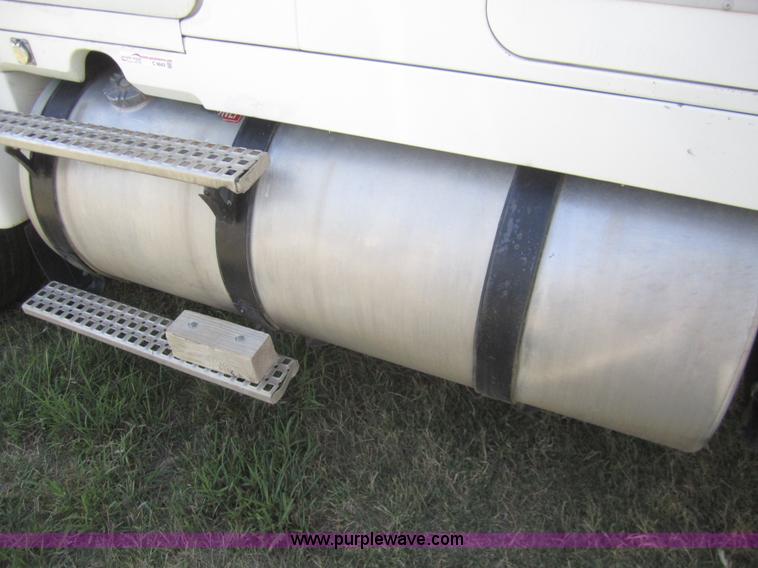 image for item C9843 1996 Volvo WIA semi truck