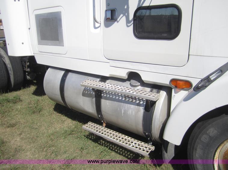 image for item C9843 1996 Volvo WIA semi truck