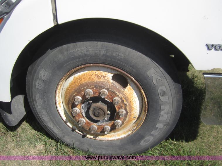 image for item C9843 1996 Volvo WIA semi truck