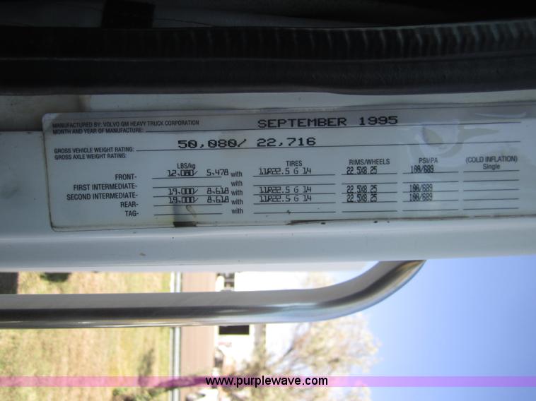 image for item C9843 1996 Volvo WIA semi truck