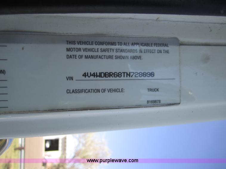 image for item C9843 1996 Volvo WIA semi truck